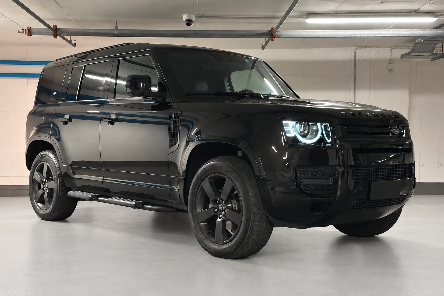 Land Rover Defender 110 nero, vista anteriore a tre quarti