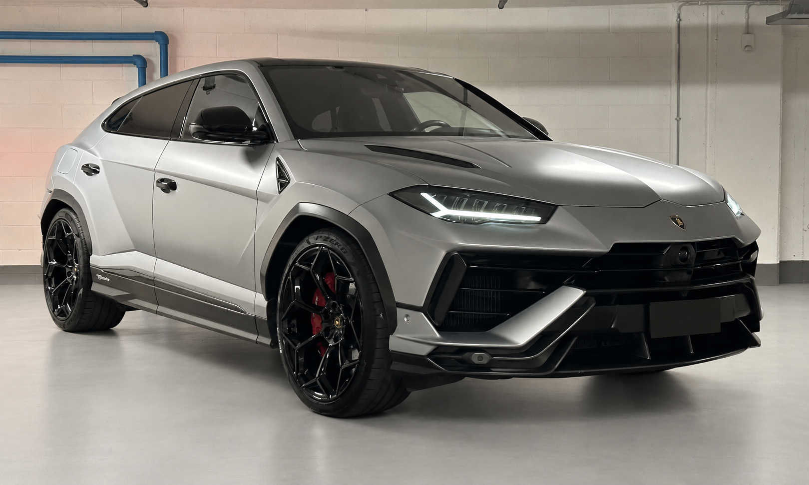 Lamborghini Urus Performante grigia, vista anteriore a tre quarti