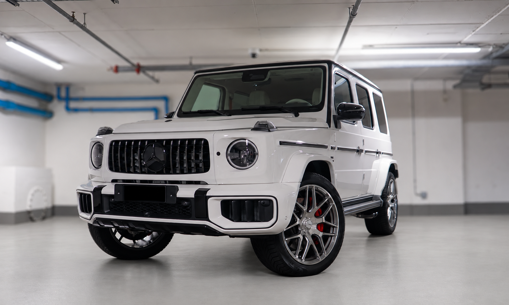 Mercedes G63 AMG bianca, vista anteriore a tre quarti